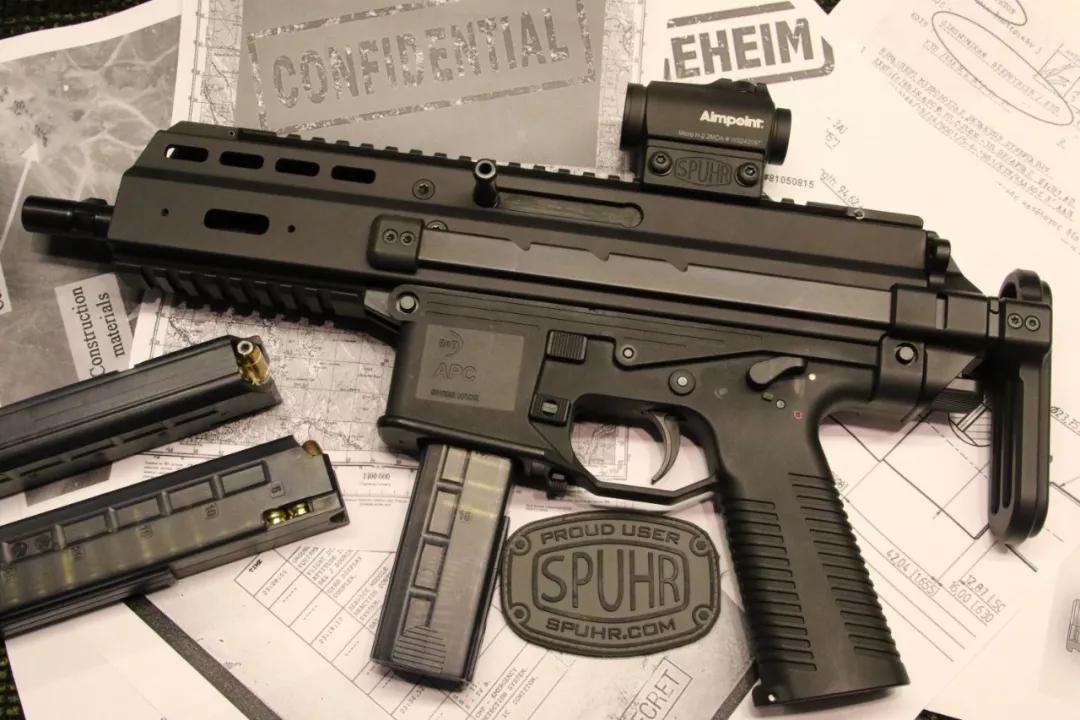 b&t apc9冲锋枪,使用希伯尔镜座安装了红点瞄具