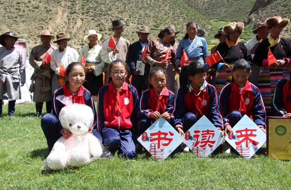 我团在西藏山南索珠乡小学举行高原书屋图书捐赠仪式