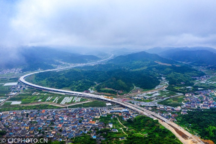 7月2日拍摄的329国道浙江舟山段改建工程白泉段.cicphoto/姚峰 摄