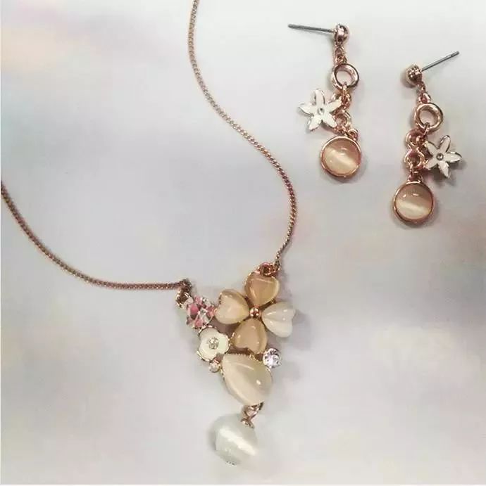 装饰品项链品牌 8caf00049b4c4e24871b762ac581f65e.jpeg