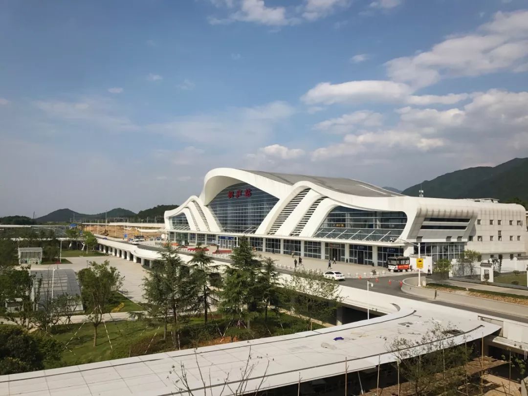 名副其实的"世界级黄金旅游线",作为杭黄线的"最美景区"站——桐庐站