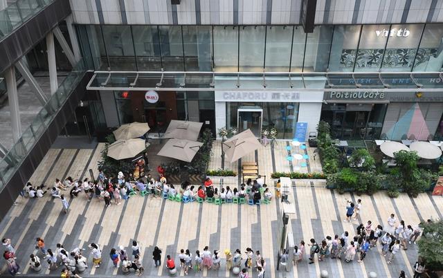 最近王俊凯的父母在重庆开了一家奶茶店,估计很多人都已经知道了