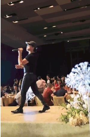 原創
            48歲汪峰參與婚慶豪情演唱，台下賓朋觥籌交錯「無人捧場」 娛樂 第2張