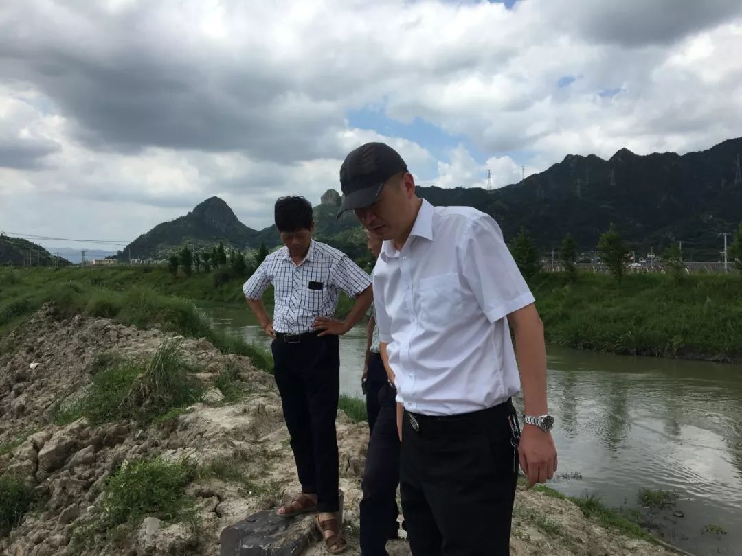 6月14日下午,莒溪镇镇长郑阳坡带领镇河长办成员及村级河长到莒溪溪巡