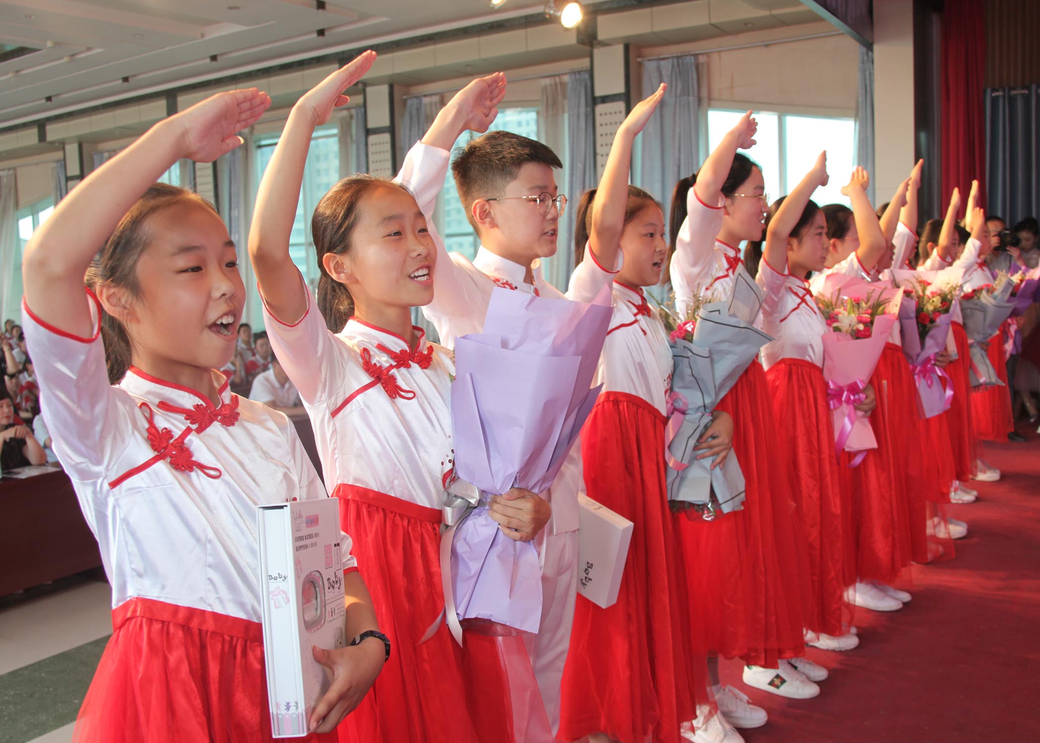 长治八一路小学六年级三班学生毕业了