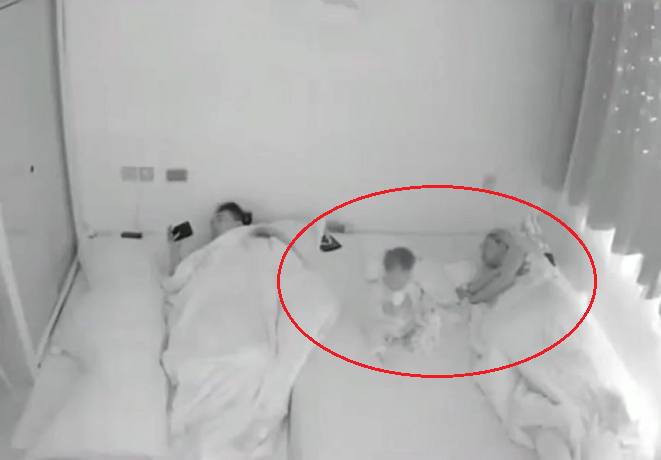 宝宝几个月可以自己躺下喝奶 9f724357dd9a455ea7bc4fdf0ea36a83.png