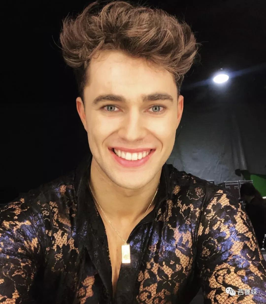 英国真人秀节目 两大帅哥性感基情接吻引粉丝