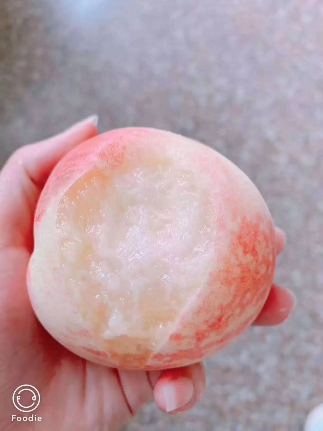 啰, 你们的魔鬼 "白凤桃" 看它的色泽, 嫩白中透着少女粉, 上嘴咬一口