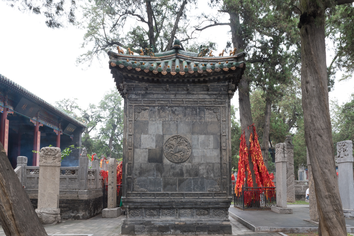 1800年前曹操把关羽的头葬在河南洛阳，现在成了旅游景点