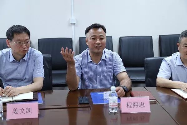 普惠金融事业部总经理姜文凯,公司部副总经理黄涛,麦岛支行行长于忠