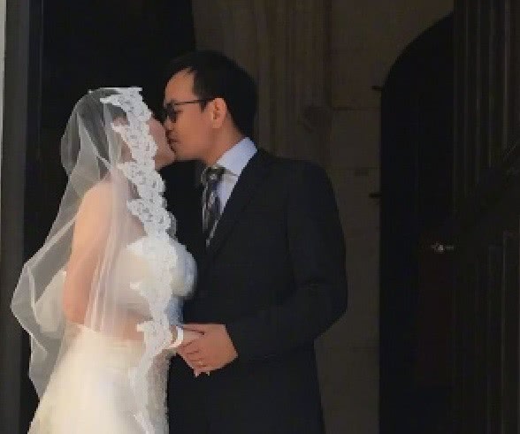 原创袁立这是怎么了?晒与梁太平的婚纱照,还暗示自己的世界已经改变