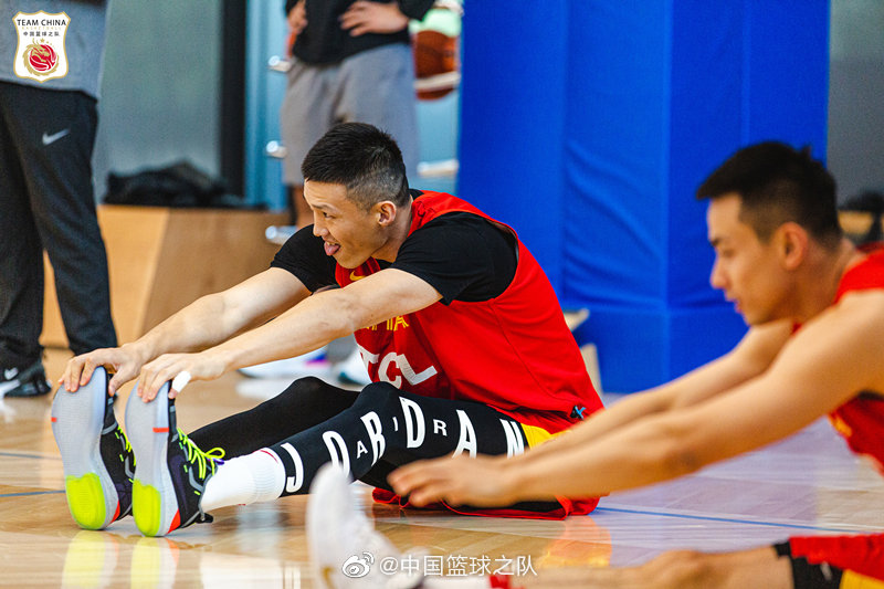 组图:中国男篮备战夏季联赛 丁彦雨航持球突破