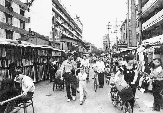 20世纪90年代春熙路商圈里的青年路.(图据成都锦江区方志办)