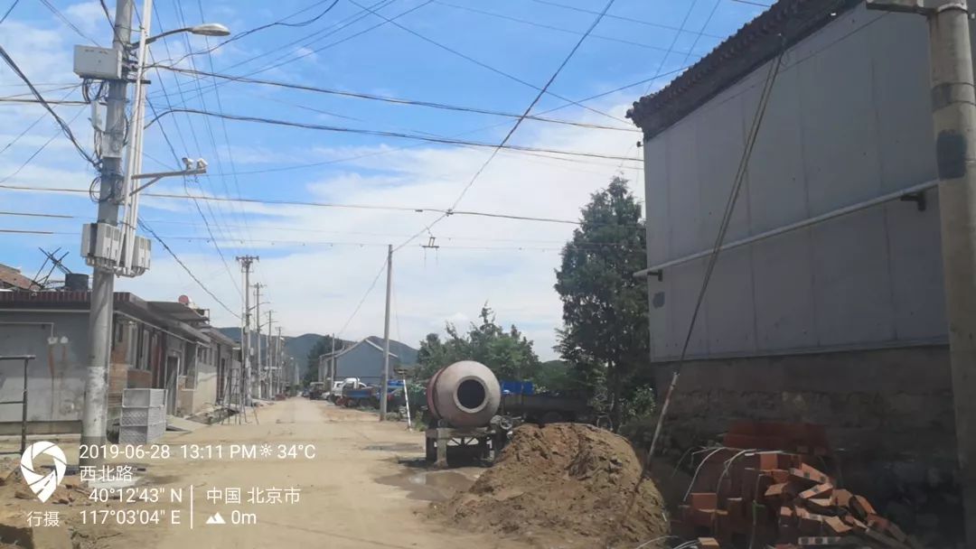 王辛庄镇北辛庄村村大街88号,渣土未苫盖.