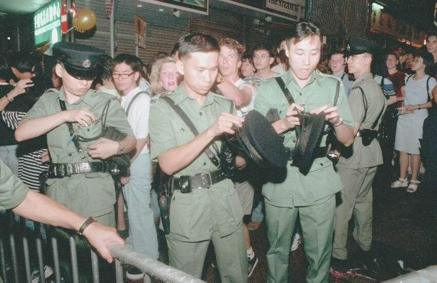 香港警察队伍的警服经过4次变化为何形成现在的标准