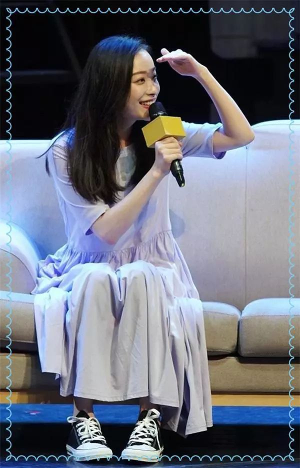 别看倪妮舞台上性感奔放,私下里超腼腆,四个坐姿暴露乖乖女本性