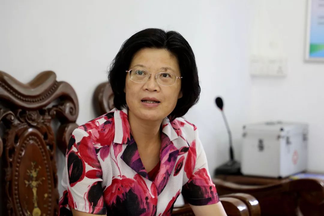 在南面村委会,吴淑萍一行与镇委书记胡毅峰,副镇长赵灿文等进行座谈