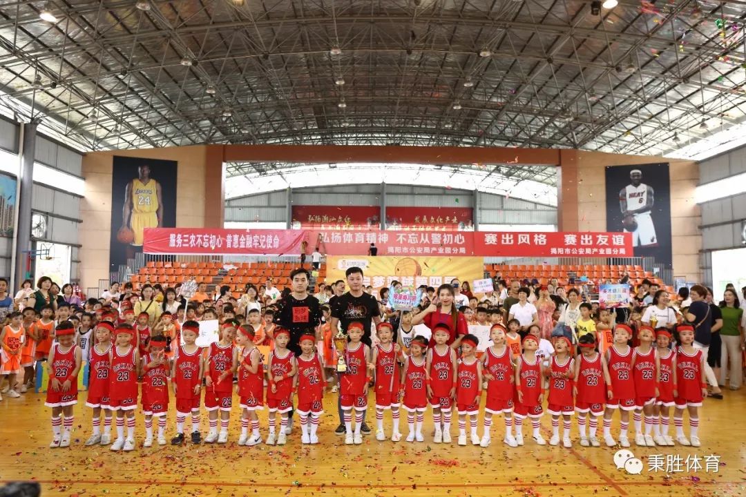 揭阳市篮球协会副会长夏泽锐先生为冠军队伍榕苗幼儿园颁奖小小的篮球