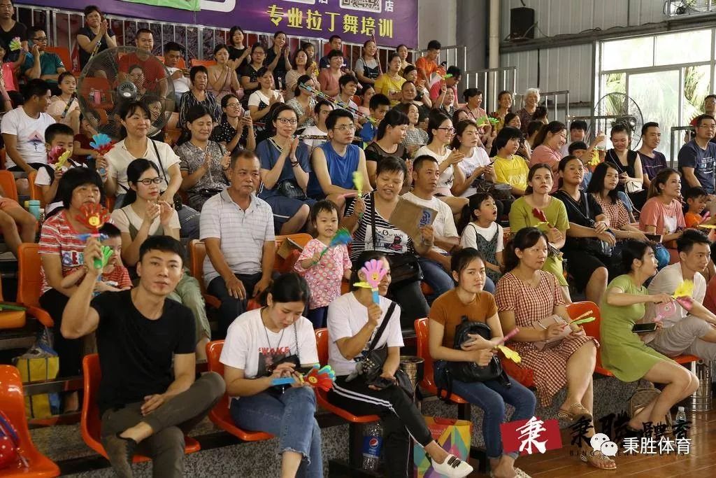 总经理谢泽楠先生为季军队伍西岐幼儿园颁奖揭阳市篮球协会副秘书长