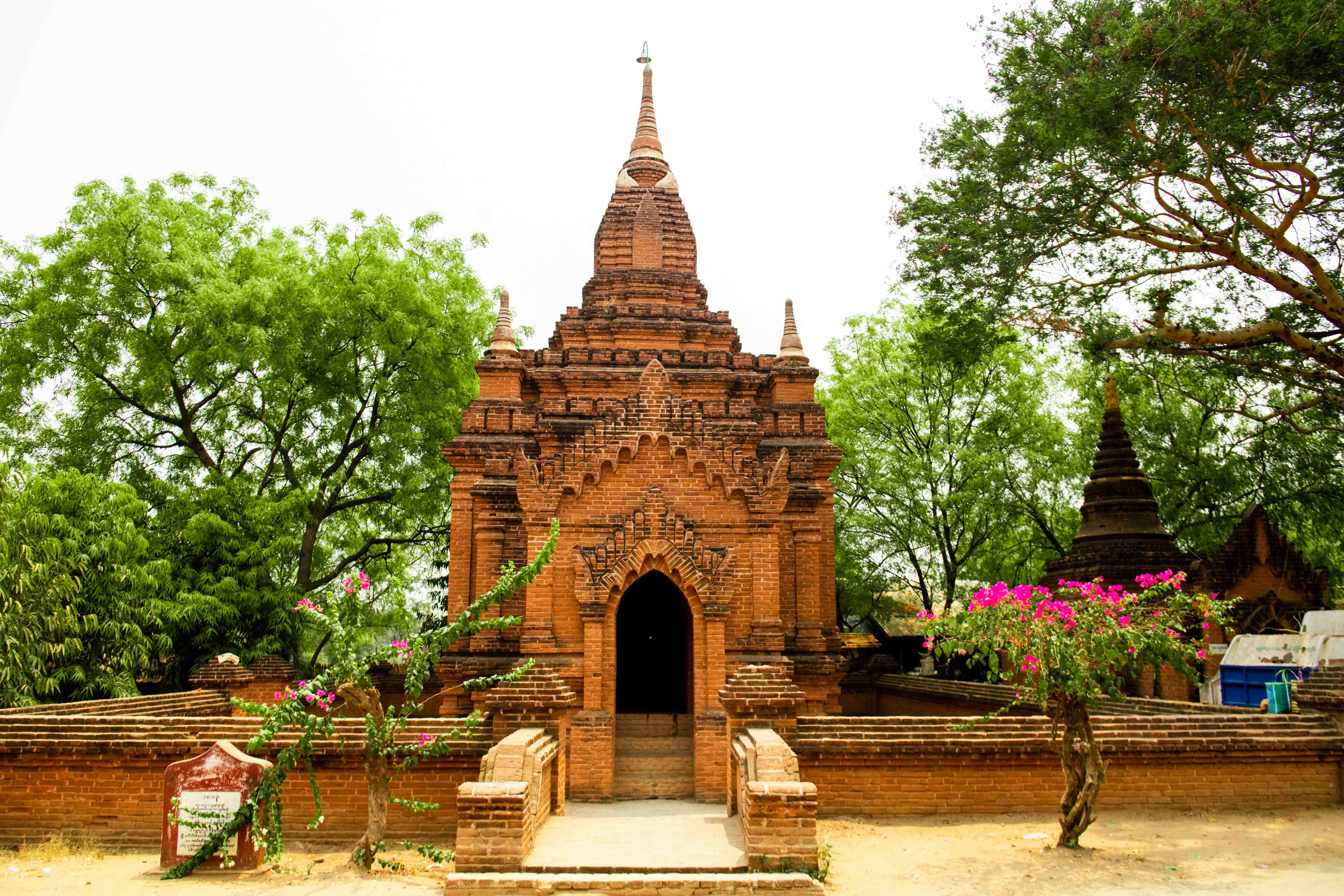 原创缅甸最年轻的寺庙之一,佛头用纯金打造,是万千佛塔中的高富帅!