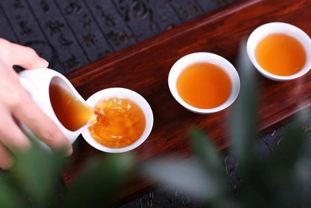 因其干茶色泽和冲泡的茶汤以红色为主调,故名红茶.