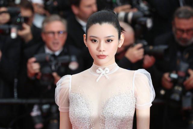 比何猷君早1分钟晒结婚证照片,奚梦瑶掌握了豪