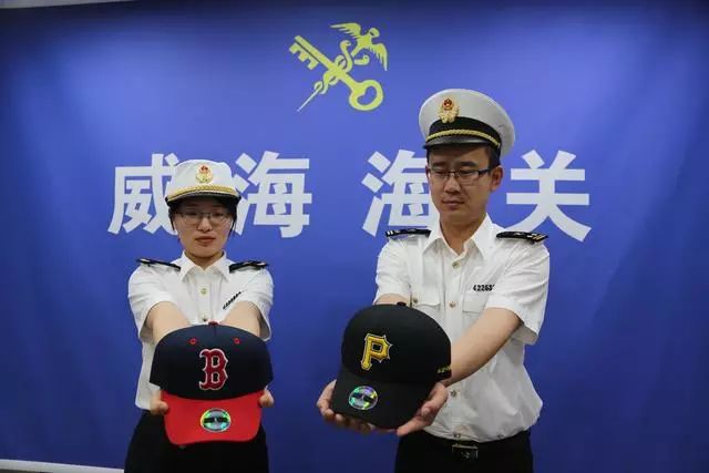海关关员展示查获的侵权物品 鲍晓康/摄