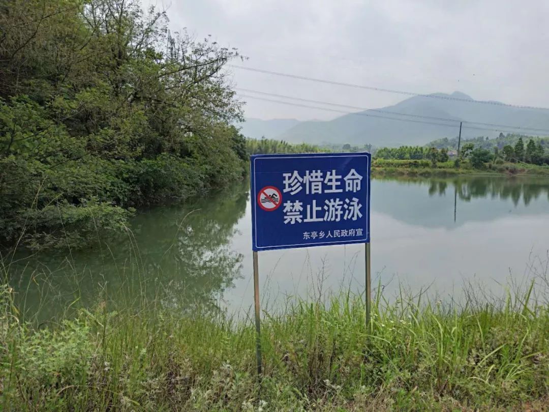 在各塘坝,水库均设有防溺水安全警示牌