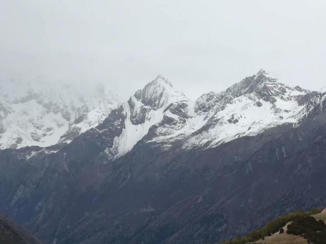 然后路过所谓的"斯古拉神山,忍不住想要去合照一下呢.