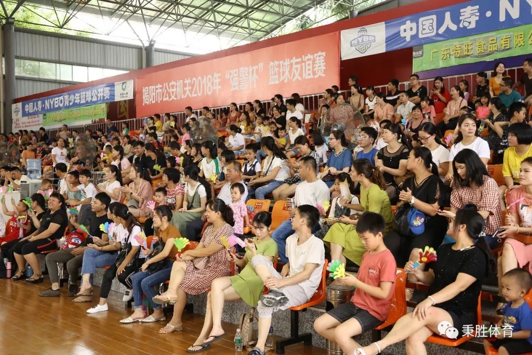 总经理谢泽楠先生为季军队伍西岐幼儿园颁奖揭阳市篮球协会副秘书长