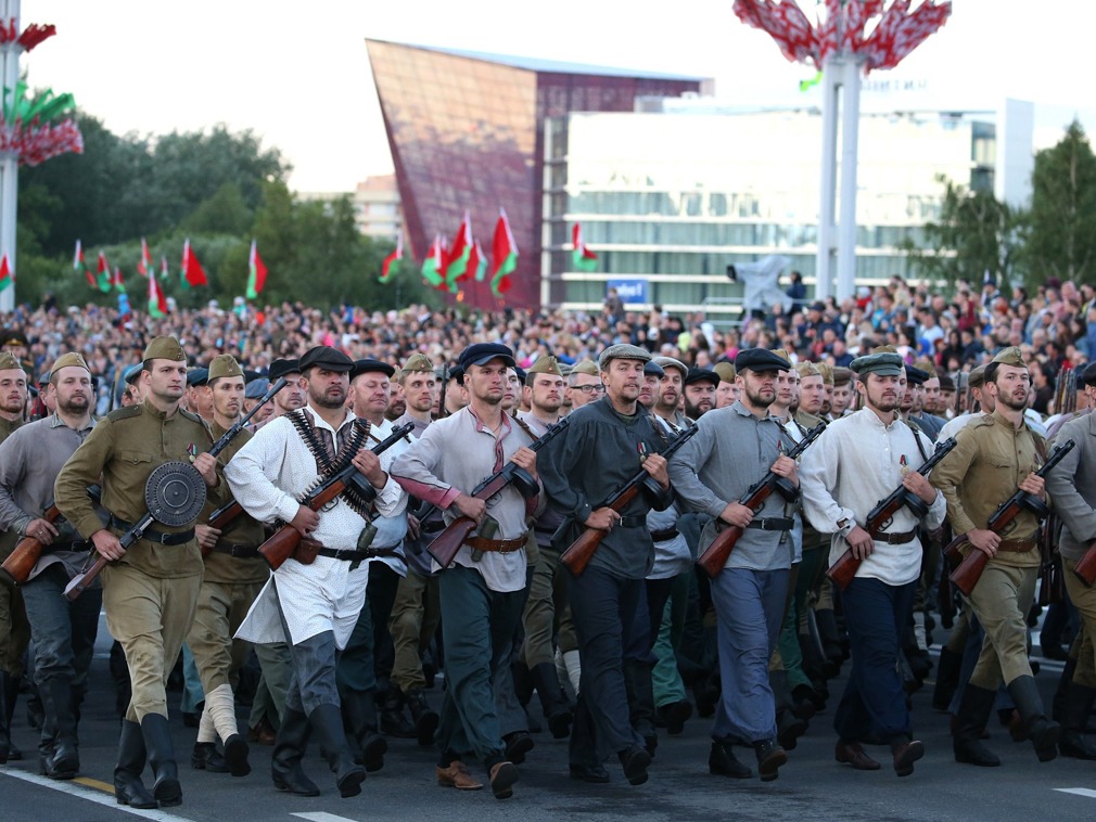 白俄罗斯举行独立日阅兵 解放军仪仗队惊艳亮相
