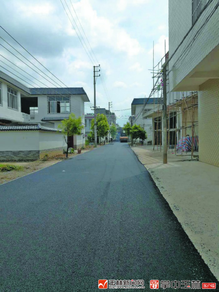 村内道路铺设沥青进行提升改造.