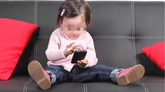 玩手机的小孩们的视频 4cab4100cd1a4bd9b450f55cdd8fa9f6.jpeg