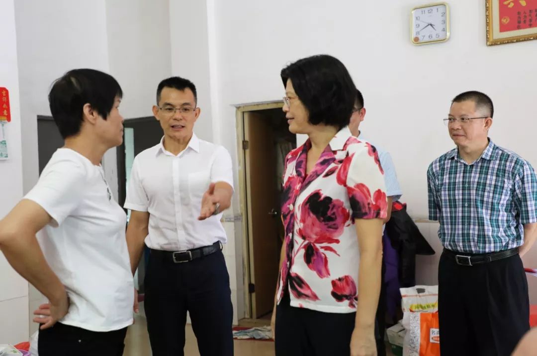 吴淑萍在胡毅峰,赵灿文等陪同下,来到结对帮扶的低保户林国金家中进行