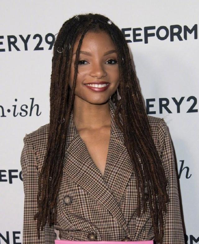 朴有天近照、真人版小美人鱼女主角、105岁迪