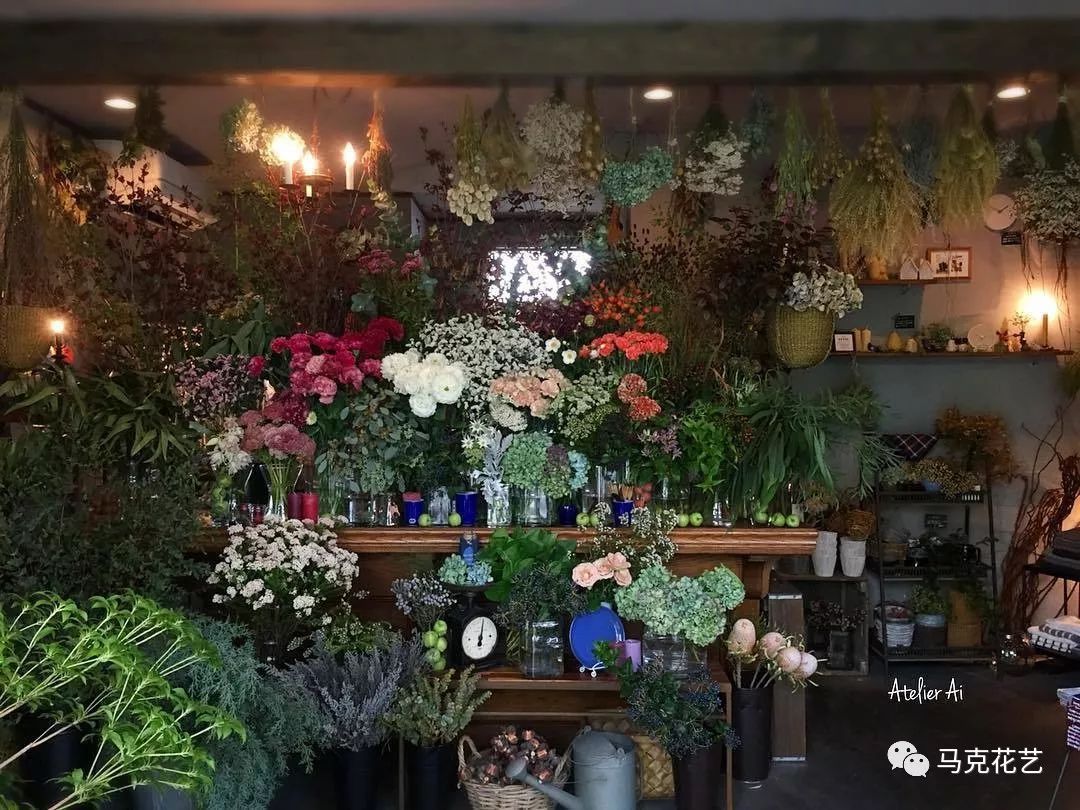 tips:复古氛围的营造,灯光也是非常重要的哦,据小编观察,复古风花店