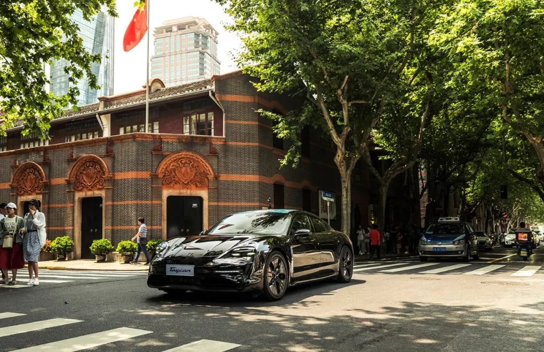 你会买一辆纯电动的保时捷么?taycan原型车亮相上海街头,9月发布