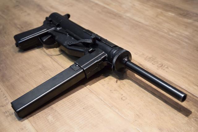 像注射器一样的冲锋枪