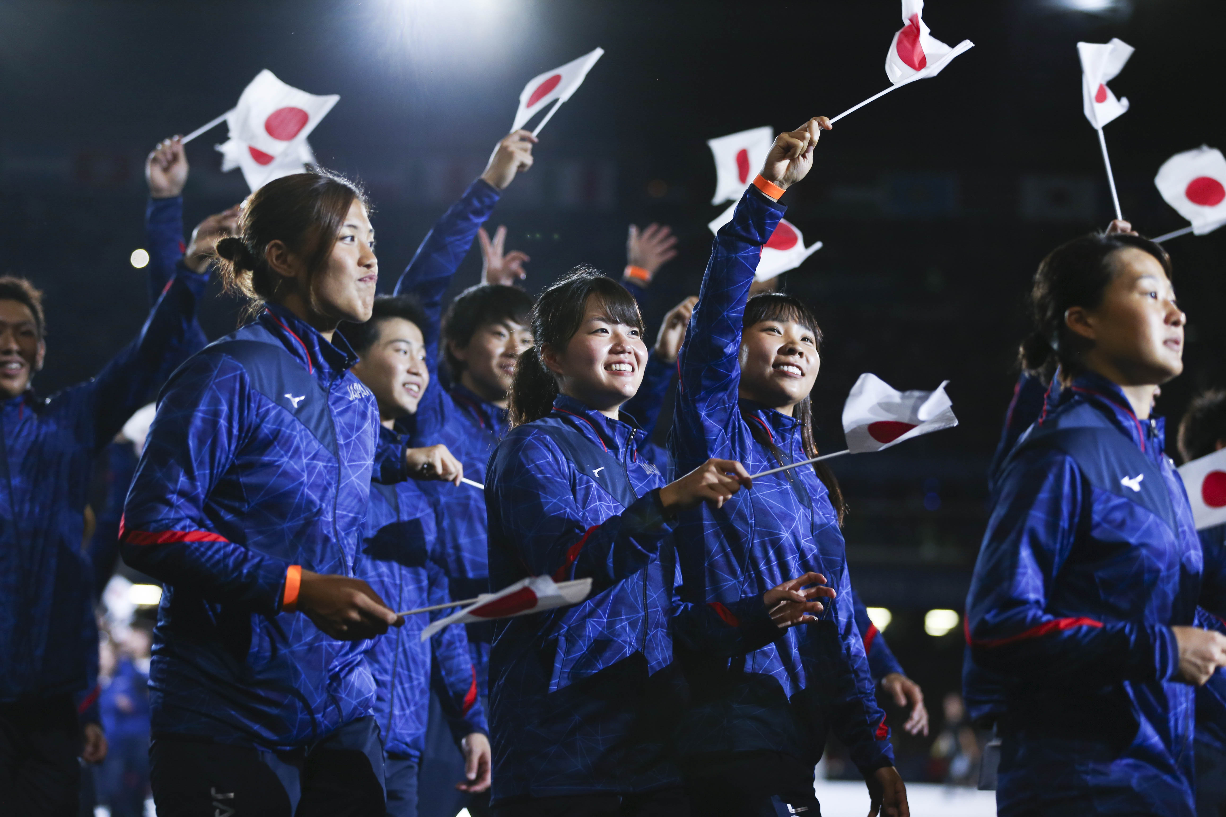 7月3日,日本大学生体育代表团在开幕式上入场.