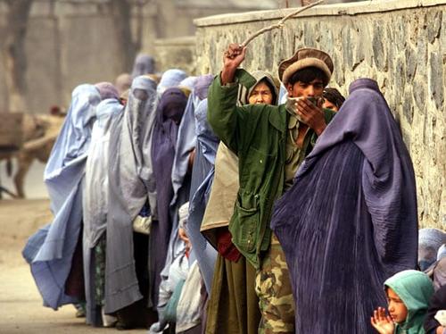 塔利班当政时期，阿富汗女性的命运有多悲惨？打乘出租车要坐牢！_女子