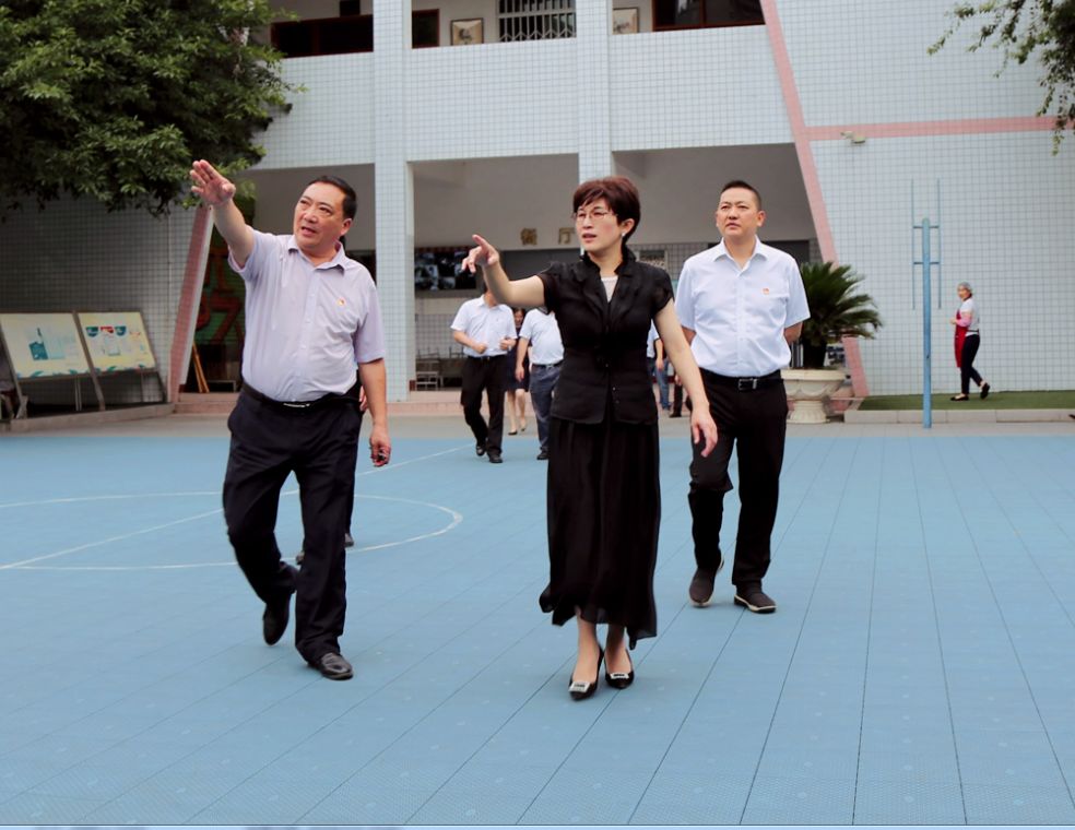 刘荣华调研华阳街道部分学校