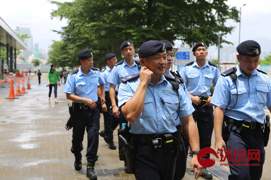 香港立法会遭冲击后 警察巡逻维持秩序