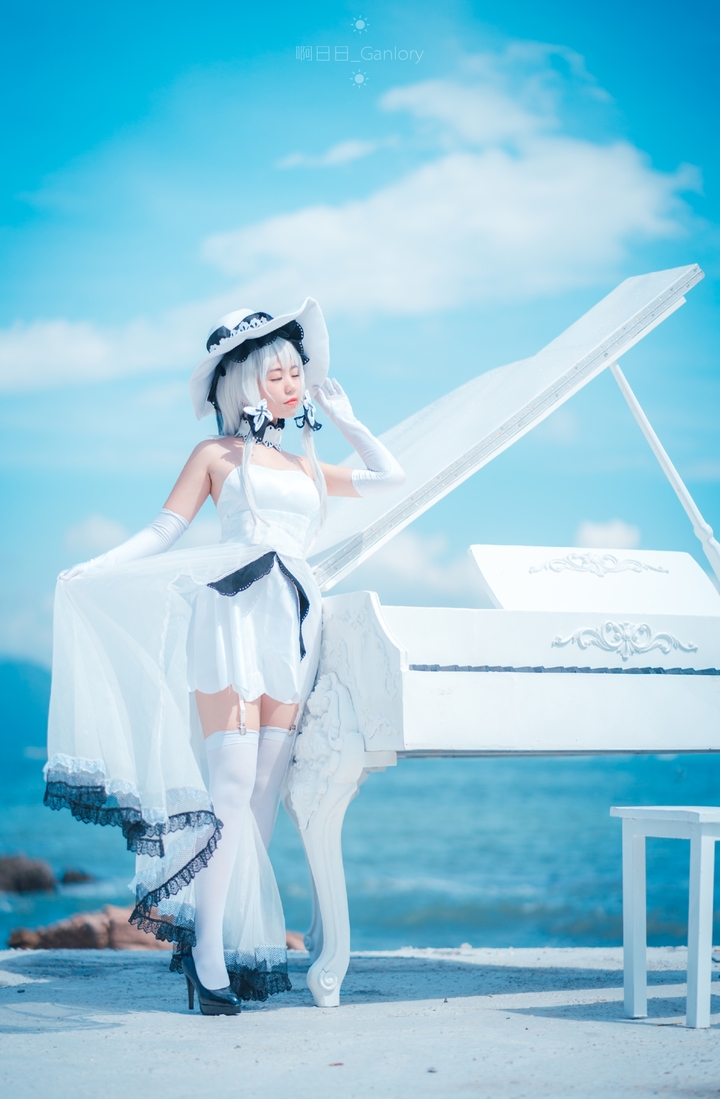 碧蓝航线 光辉cosplay 小公举在海边弹钢琴