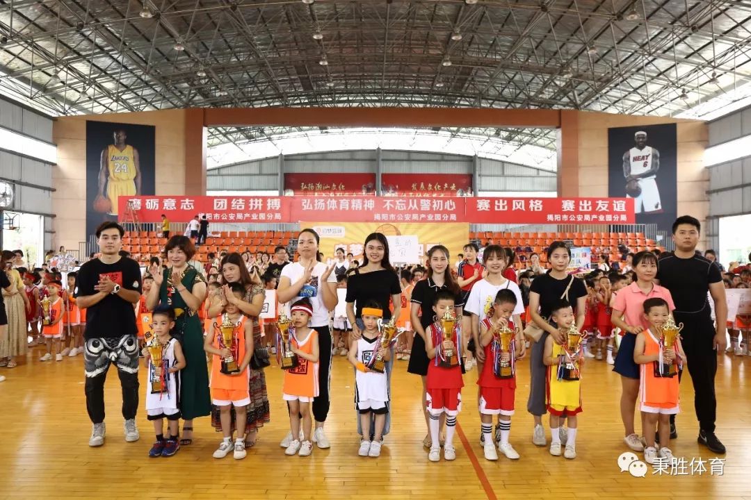 泽楠先生为季军队伍西岐幼儿园颁奖揭阳市篮球协会副秘书长林文东先生