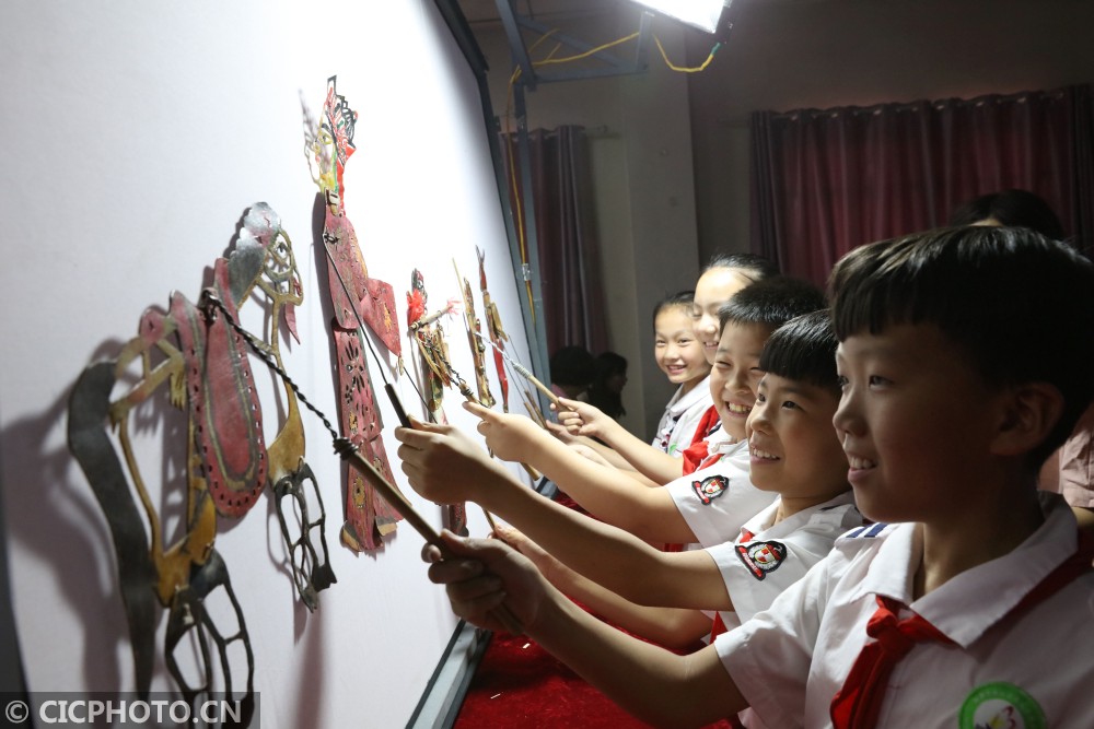 群艺馆组织民间艺人在逸夫小学举办国家级非遗项目冀南皮影戏展演活动