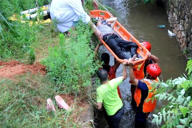 救援现场老人骑车时不慎跌入路旁水沟被困咸宁消防及时救援