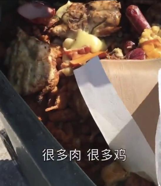 垃圾桶里翻看人们通常往里面扔些什么,结果发现了大量的面包,肉食