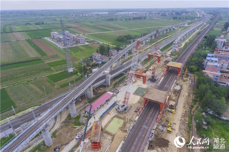 湖北襄阳:蒙华铁路全线铺轨完成