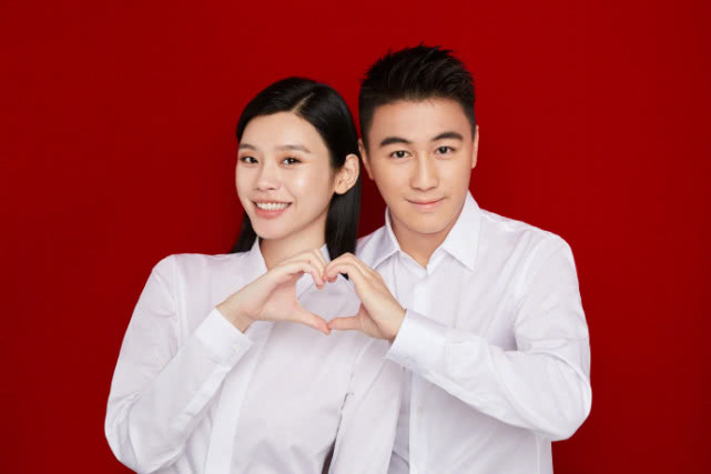 奚梦瑶晒与何猷君结婚证件照好事将近,自侃:右