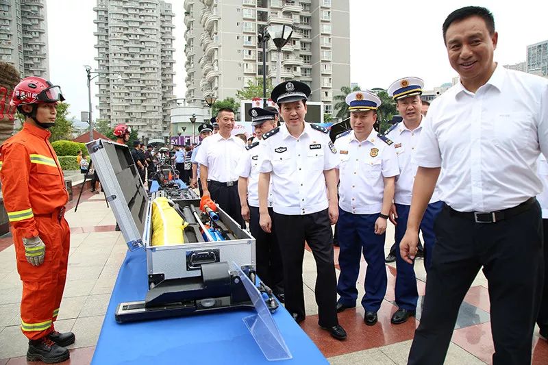 攀枝花市委常委,政法委书记谢忠华查看消防救援设备